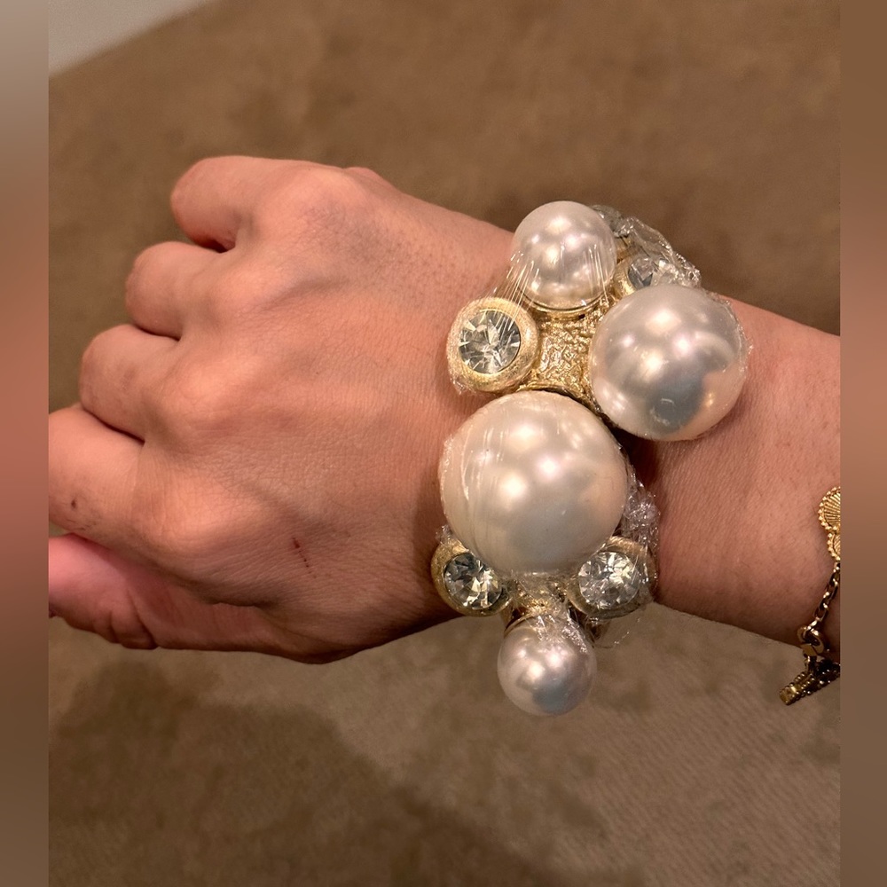 Women’s chunky gals pearl bracelet